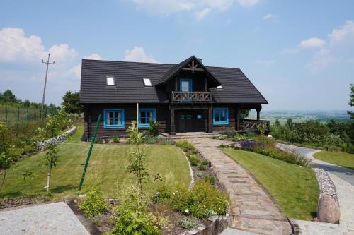 a house on top of a hill with a driveway at Świetnokrzyska Chata in Bodzentyn