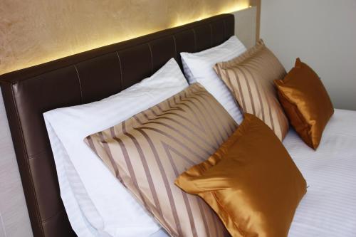 Una cama o camas en una habitación de Sunway Hotel