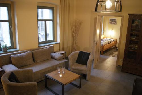 een woonkamer met een bank en een tafel bij Ferienwohnung am Kirchplatz in Lutherstadt Wittenberg