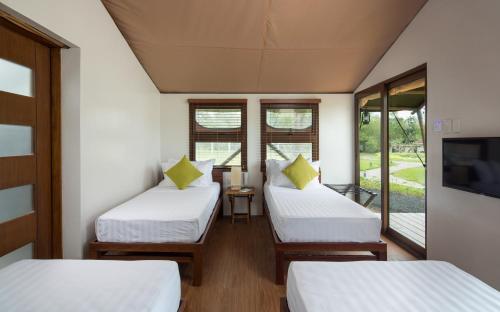 Postel nebo postele na pokoji v ubytování Solina Beach & Nature Resort