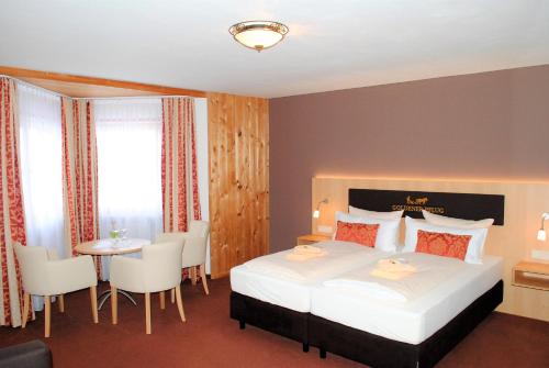 Un pat sau paturi într-o cameră la Landgasthof Goldener Pflug