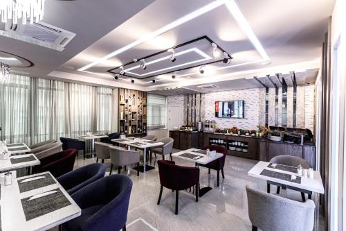Prostor za sedenje u objektu Parallel Hotel