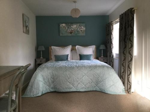 Cama o camas de una habitación en Bourton Croft Cottage