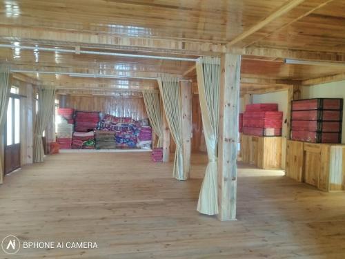 a large room with wooden floors and wooden ceilings at Nhà hàng Nhà nghỉ Dù Lượn Khau Phạ in Mù Cang Chải