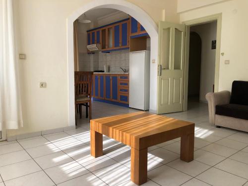 a living room with a table and a kitchen at Melissa Garden Apart Hotel in Side
