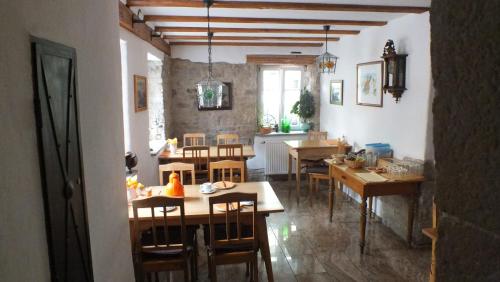 eine Küche und ein Esszimmer mit Tischen und Stühlen in der Unterkunft Gästehaus Gerlinger in Rothenburg ob der Tauber