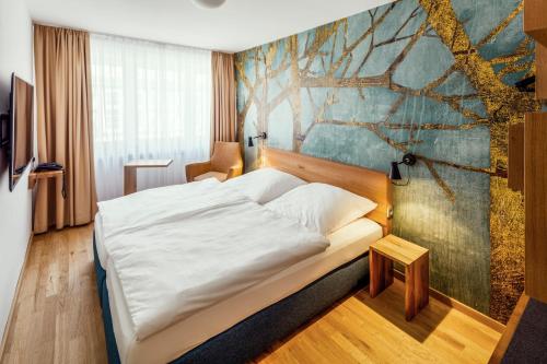 um quarto com uma cama com um quadro na parede em Hotel Restaurant Goldener Engel em Heppenheim an der Bergstrasse