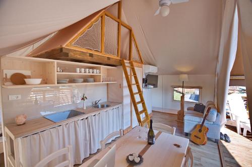 a kitchen and living room in a tiny house at Glamping Sun Valley Bioterme in Mala Nedelja
