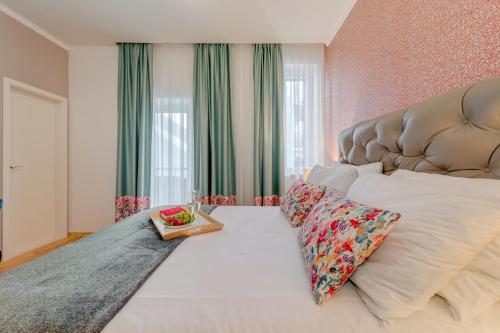 スプリトにあるDeluxe Rooms Tramontoの大きなヘッドボード付きの大きなベッドのある寝室