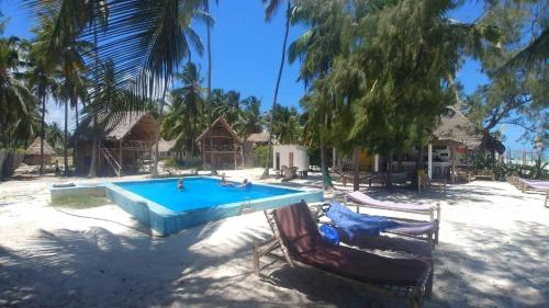Bazén v ubytování Drifters Zanzibar nebo v jeho okolí