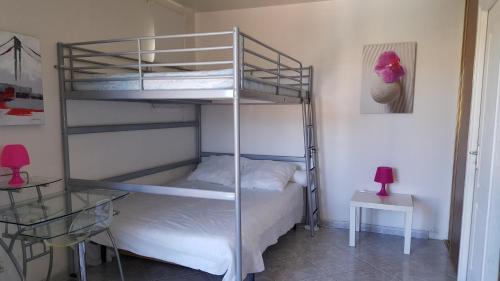 une chambre avec deux lits superposés dans une pièce dans l'établissement VILLA ROMA, à Gignac-la-Nerthe