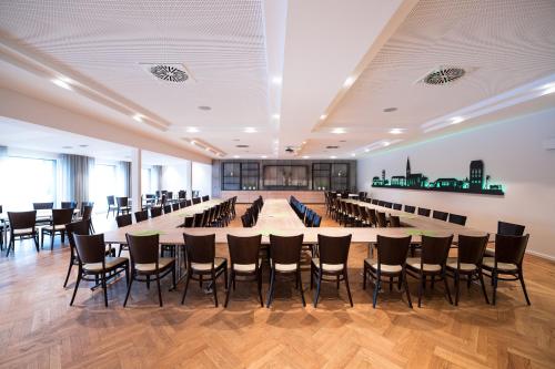 a large conference room with a long table and chairs at Parkhotel Nordwalde in Nordwalde