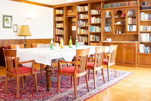 a dining room with a white table and chairs at BIRKENHOF GOLS - B & B - Wohlfühl Hotel mit Wochenend-Restaurant in Gols