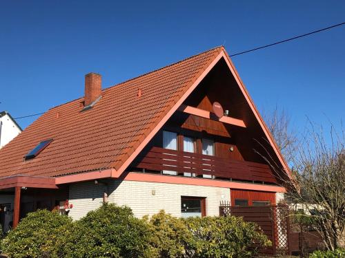 une grande maison avec un toit brun dans l'établissement Ferienwohnung Jutta u. Andreas Arenz, à Minderlittgen