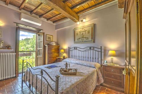 una camera da letto con un letto, un tavolo e una finestra di Casa della Nonna A a Gaiole in Chianti