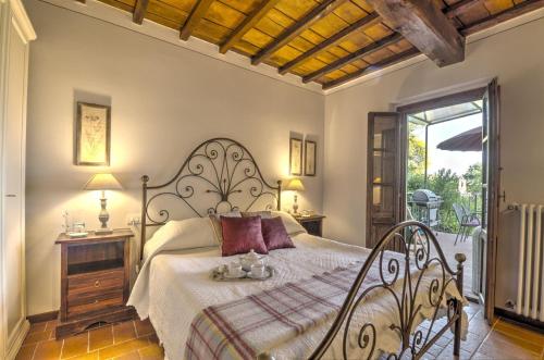 um quarto com uma cama e uma cabeceira em ferro forjado em Casa della Nonna C em Gaiole in Chianti