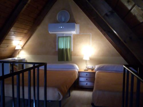 Łóżko lub łóżka w pokoju w obiekcie Camping la Pedrera