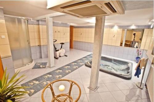 een badkamer met een bad in het midden van een kamer bij Willa Grań in Kościelisko