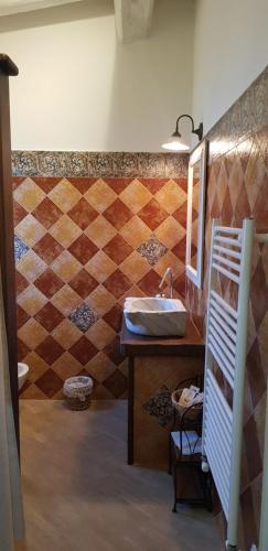 a bathroom with a sink and a mirror at Aquilamaior in Tragliata