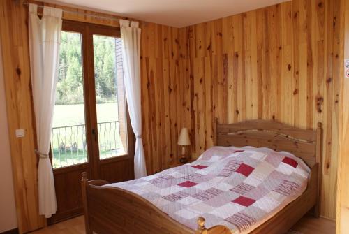 巴斯洛内特Maison d' hôtes Tranquyl的一间卧室，床上铺着被子
