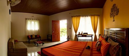 1 dormitorio con 1 cama grande en una habitación en Siddhi Aloha en Madikeri