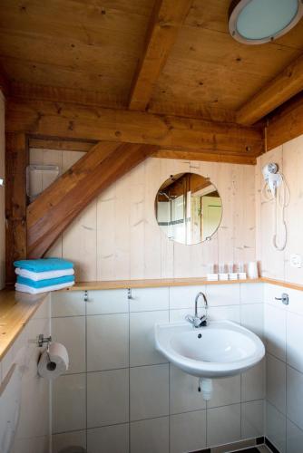a bathroom with a sink and a mirror at Hotel De Nieuwe Tijd Wieringermeer in Slootdorp