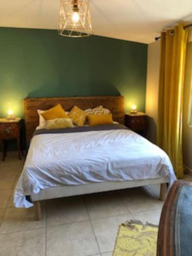 une chambre avec un grand lit avec un mur végétal dans l'établissement La Cigale, à Manosque