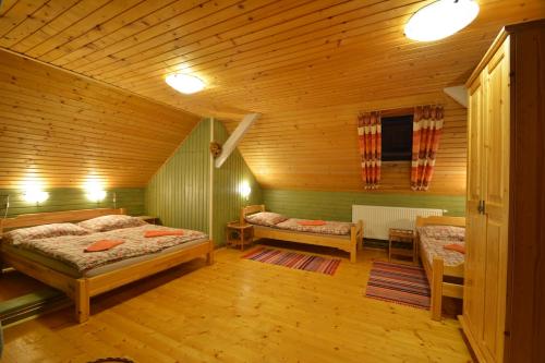 um quarto com 2 camas e um tecto de madeira em Apartment Vanesa em Bobrovec