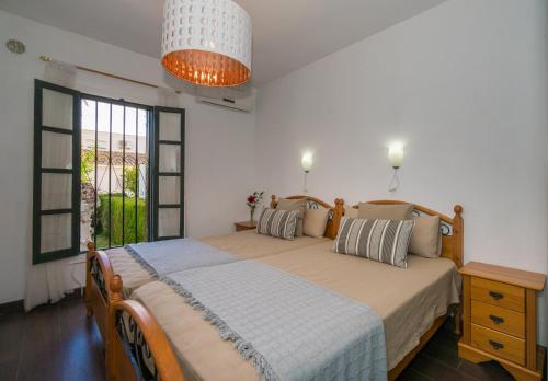 een slaapkamer met twee bedden en een groot raam bij Fig Tree Villa in Orihuela-Costa