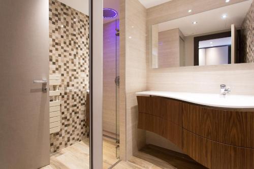 une salle de bain avec un lavabo et une douche dans l'établissement 16 Quai Saint-Pierre, à Cannes