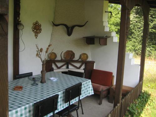 una mesa y sillas en un patio con mesa en Bungalows Zdravets, en Berkovitsa