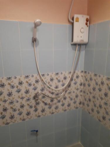 Ένα μπάνιο στο Pornsomkit room