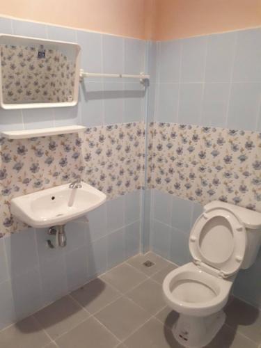 Ένα μπάνιο στο Pornsomkit room