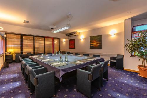 a conference room with a long table and chairs at City Style Hotel Reggio Emilia in Reggio Emilia