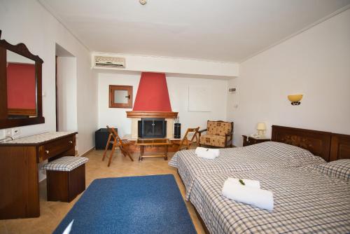 um quarto com duas camas e uma lareira em Anemoessa Traditional Guesthouse em Milies