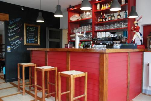 a red bar with stools in a restaurant at Le Relais des Lacs Bourgogne Morvan in Planchez