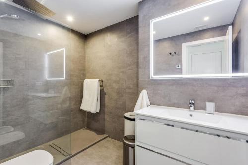 Kúpeľňa v ubytovaní by RIVA - Gorgeous 2 Bedroom Apartment in Centre of Puerto Banus