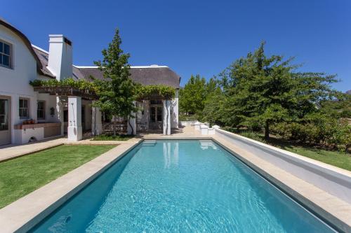 Villa Simondiumの敷地内または近くにあるプール