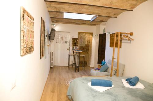 Habitación con cama y sala de estar. en Private Modern Studio Paolina City Center, en Roma