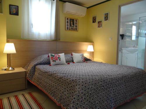 Un dormitorio con una cama grande y un baño. en Appartement vue mer, Presqu'il de Giens, en Hyères