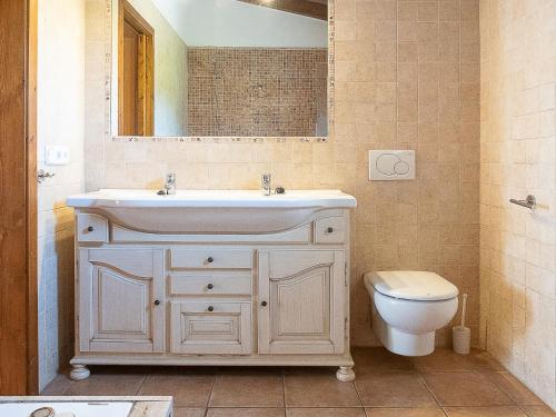 een badkamer met een witte wastafel en een toilet bij Finca Roca Blanca in S'Horta