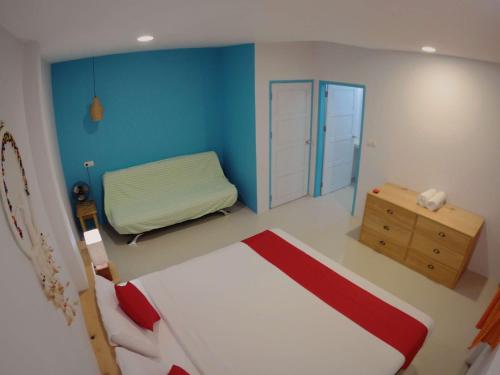 a small room with a bed and a blue wall at Sulawesi Castle in Rantepao