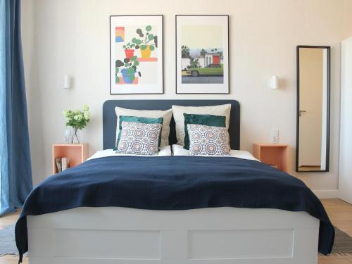 um quarto com uma cama azul e branca com almofadas em Apartament Studio 220 em Biała Podlaska