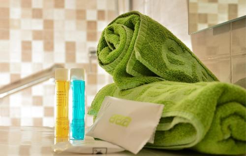 a green towel sitting on top of a counter with a thermometer at Ereza Apartamentos Los Hibiscos in Puerto del Carmen