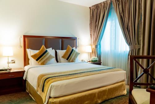 Voodi või voodid majutusasutuse Al Ain Palace Hotel Abu Dhabi toas