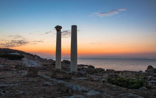 two columns in front of the ocean at sunset at Il Quarzo in Càbras