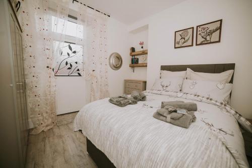 1 dormitorio con 1 cama con toallas en The King Street Holiday Apartment in Inverness City Centre, en Inverness