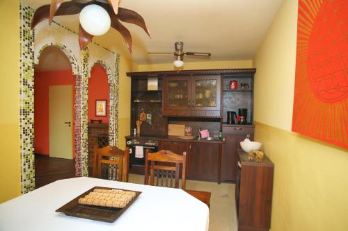 a kitchen and dining room with a table and a counter at Kunsthof Eibenstock in Eibenstock