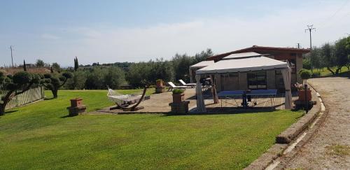 a gazebo with a bench in a yard at Aquilamaior in Tragliata