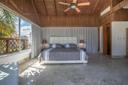 A bed or beds in a room at Balcones Beach Penthouse